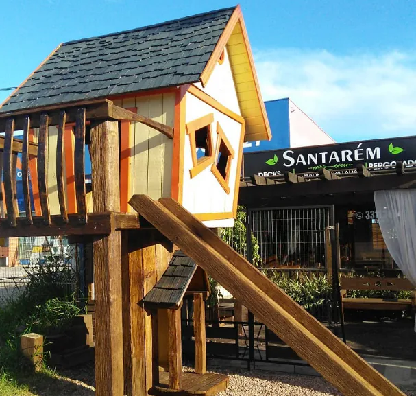Casinha infantil de madeira com escorregador produzida pela Santarém em Porto Alegre