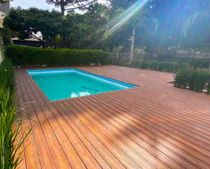 Deck de madeira ao redor da piscina — Deck de madeira executado em Porto Alegre