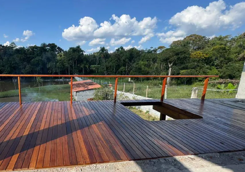 Deck de madeira tratada em área externa de sítio na região de Porto Alegre