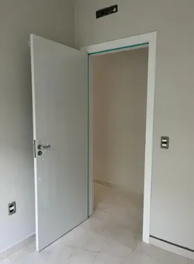 Kit porta pronta laqueada com acabamento UV instalada em ambiente residencial em Porto Alegre